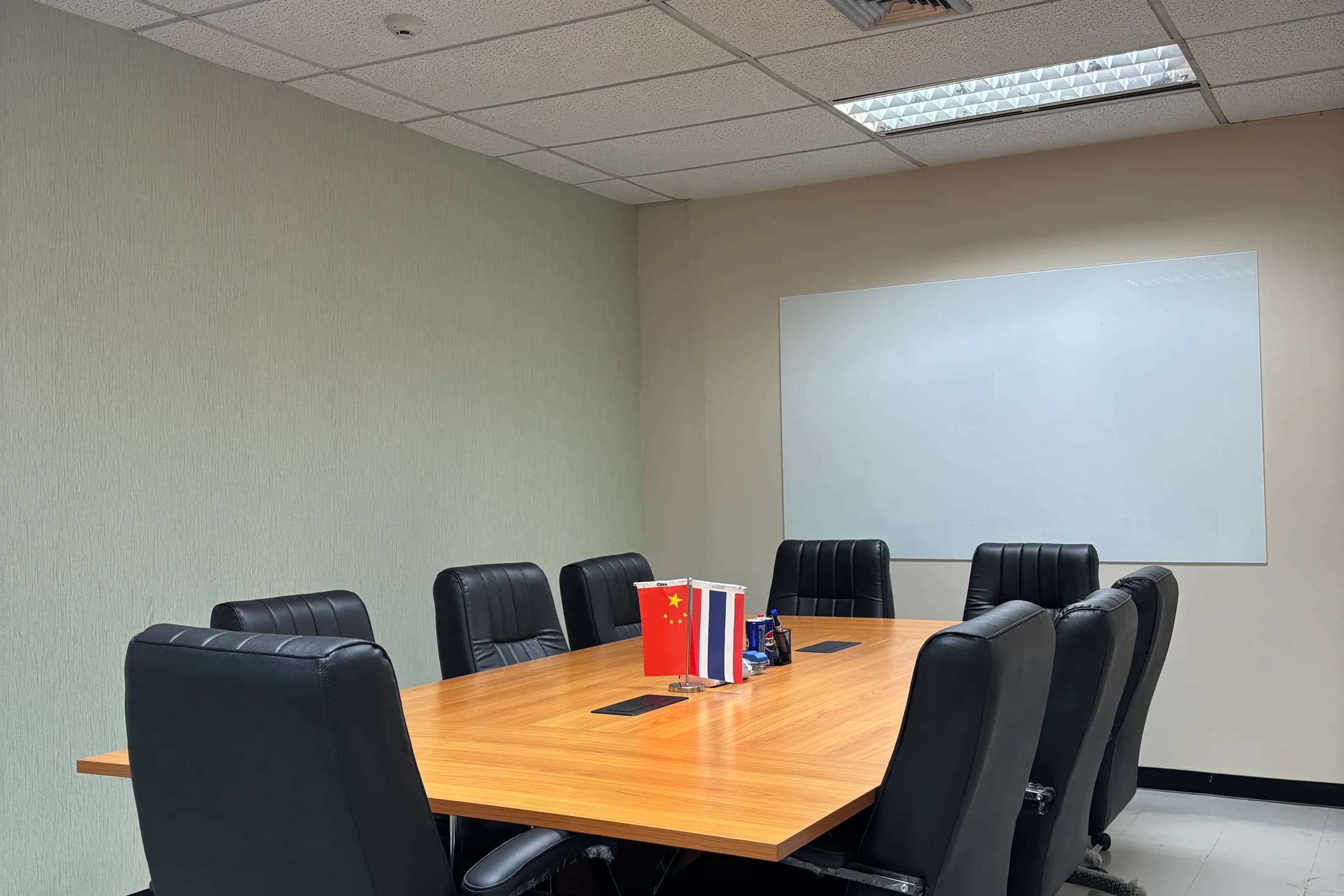泰房律所曼谷办公室会议环境